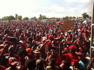 EFF-ondersteuners luister na Julius Malema in Mahikeng, Noordwes op 29 Maart 2014 Foto: @EconFreedomZA, Twitter