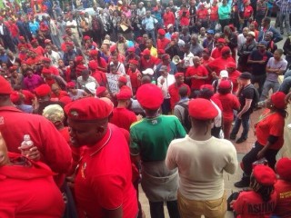 EFF-ondersteuners buite die hof Foto: @power987News, Twitter