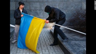 Pro-Russiese betogers verwyder op 9 Maart 'n Oekraïnse vlag van 'n gebou in Donestk Foto: Sergei Grits/AP/cnn