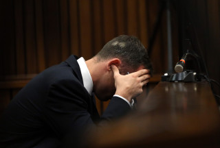 Oscar Pistorius druk sy ore toe in die hof, Woensdag 19 Maart 2014 Foto: Themba Hadebe/AP/Pool