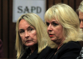 Reeva se ma, June Steenkamp (links op die foto) saam met 'n onbekende vrou op 3 Maart 2014 in die hof Foto: AP Photo/Themba Hadebe, POOL (SAPA)