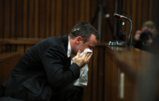 Oscar Pistorius op 7 April 2014 in die hof Foto: Themba Hadebe/AP/Pool (SAPA)