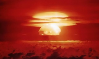 Bikini Atoll, Marshall-eilande, waar 'n 15-megaton toestel, gelykstaande aan 1 000 Hiroshima-ontploffings, in 1954 afgegaan het Foto: Amerikaanse Lugmag (digitale weergawe)