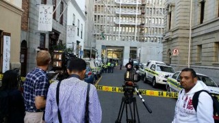 Die media wag buite die lughawe in Kaapstad. Foto: @Jacanews / Twitter 