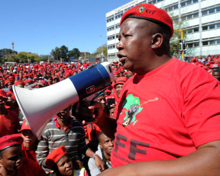 Julius Malema spreek die skare toe buite die SAUK se hoofkantoor. Foto: Werner Beukes / SAPA
