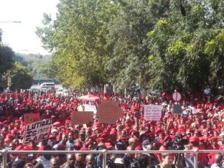 Duisende EFF-lede hou 'n optog na die SAUK se hoofkantoor in Johannesburg. Foto @econfreedomza / Twitter