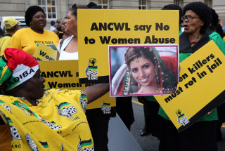 Lede van die ANC Vroueliga buite die hof waar Shrien Dewani Dinsdag verskyn het vir die moord op sy bruid, Anni. Foto: Nardus Engelbrecht/SAPA