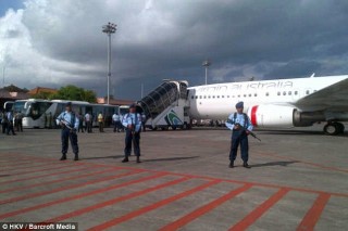 Gewapende polisie bewaak die vliegtuig Foto: HKV/Barcroft Media