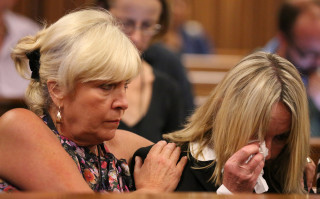 June Steenkamp (R) se vriendin Jenny Strydom, troos haar  tydens die hofverrigtinge Foto: Siphiwe Sibeko/Reuters/Pool (SAPA) 