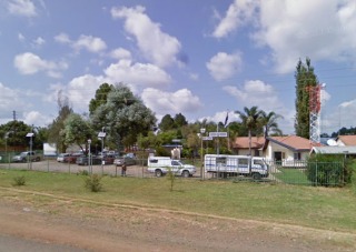 Die Swanepoel-egpaar se huis is sowat 'n kilometer van die Boschkop-polisiestasie. Foto: Google Street View