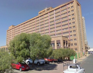 Die voorval het glo by die gebou in die middestad plaasgevind. Foto: Google Street View