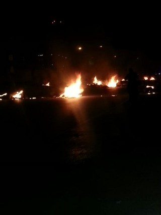Brandende bande in die strate van Alexandra tydens 'n beoting oor die verkiesing op 8 Mei 2014 Foto: @MakhotsoG, Twitter