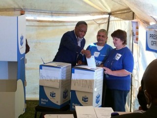 Kgalema Motlanthe gooi sy stembrief in die boks Foto: Barry Bateman, @ewnreporter (Twitter)