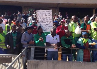 Mynwerkers by die Royal Bafokeng-stadion. Foto: @POWER987\News/Twitter