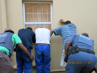 Die polisie by die drie verdagtes. Foto: KZN-SAPD