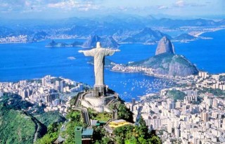 Uitsig oor Rio en die Christusbeeld (Foto: Plane News via Travel Tales)