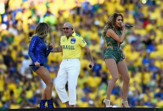 Jennifer Lopez (groen), die kletsrymer Pitbull en popster Claudia Leitte Foto: FIFA World Cup, Facebook