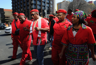Julius Malema (middel), leier van die EFF, lei die optog na die provinsiale wetgewer op 22 Julie 2014 Foto: Werner Beukes/SAPA