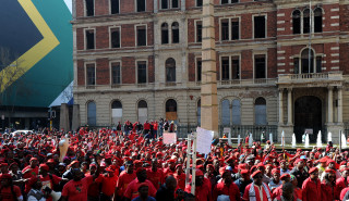 Julius Malema (regs), leier van die EFF, lei die optog na die provinsiale wetgewer op 22 Julie 2014  Foto: Werner Beukes/SAPA