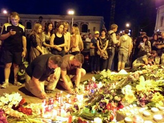 Roubeklaers van die slagoffers van vlug MH17 by die Nederlandse ambassade in Kiev Foto: The Nose/Facebook