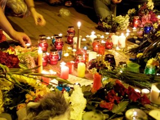 Kerse brand ter ere van die slagoffers van vlug MH17 by die Nederlandse ambassade in Kiev. Foto: The Nose/Facebook