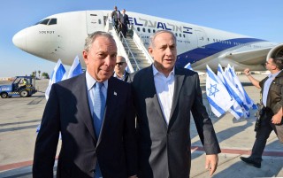 Michael Bloomberg (L), voormalige burgemeester van New York, het Woensdag na Ben Gurion-lughawe gevlieg waar Benjamin Netanyahu, eerste minister van Israel, hom ontmoet het. Foto: The Prime Minister of Israel, Facebook