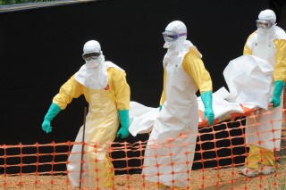 Dokters Sonder Grense verwyder 'n persoon se liggaam in Guinee wat weens die ebola-virus gesterf het Foto: thewestsidestory.net