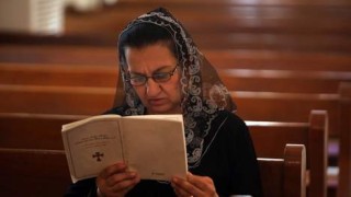 ‘n Irakese Christenvrou in ‘n kerk in die hoofstad Bagdad (AFP) 