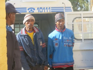 Die beskuldigdes Thabo Khonkhobe (23) en Kabelo Mathe (30) word deur die polisie weggeneem Foto: SAPD, Noord-Kaap