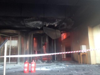 Die ingang van die departement van gesondheid se gebou in die Pretoriase middestad na die brand. Foto: Twitter