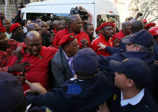 Die polisie moes op 21 Augustus 2014 ingryp toe lede van die EFF en ANC mekaar by die Nasionale Vergadering wou pak Foto: Nardus Engelbrecht/SAPA