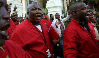 Julius Malema, leier van die EFF, op 21 Augustus 2014 buite die Nasionale Vergadering Foto: Nardus Engelbrecht/SAPA