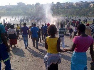 Betogings in Mosselbaai (Augustus 2014) Foto: @DisFen/Twitter