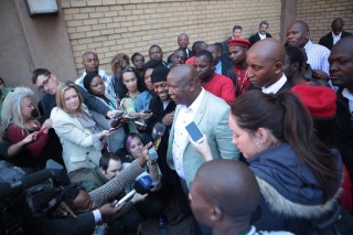 Julius Malema buite die hooggeregshof in Pretoria. Foto: Reint Dykema