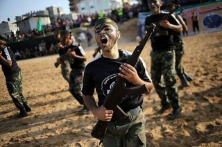 Kinders leer terreur-tegnieke by 'n Hamas-somerkamp Foto: AP 