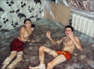 Tieners in die sitkamer-swembad Foto: dimka_jd / livejournal