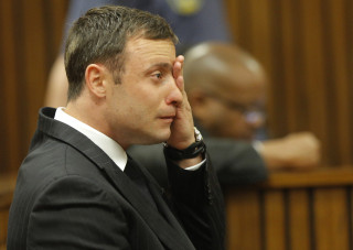 Pistorius het begin huil terwyl Masipa haar uitspraak gelees het. Foto: Kim Ludbrook/EPA/Pool
