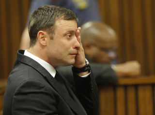 Pistorius het begin huil terwyl Masipa haar uitspraak op 11 September 2014 gelees het. Foto: Kim Ludbrook/EPA/Pool