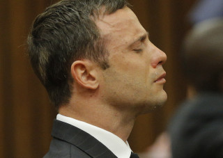 Pistorius het begin huil terwyl Masipa haar uitspraak gelewer het. Foto:  Kim Ludbrook/EPA/Pool