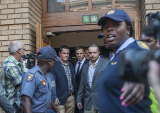 Pistorius verlaat Donderdag die hooggeregshof in Pretoria. Foto: Ihsaan Haffejee