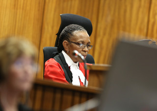 Regter Thokozile Masipa lees haar uitspraak. Foto:  Alon Skuy/Times Media Group/Pool