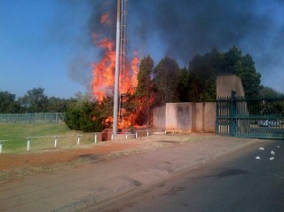 Die foto is Woensdagoggend by TUT se Pretoria-kampus geneem. Foto: @ThatoFihlo op Twitter.
