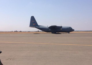 Die vliegtuig wat beseerde Suid-Afrikaners van Nigerië af vervoer het.  Foto: @POWER987News op Twitter.