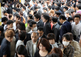 Pendelaars by 'n treinstasie in Tokyo Foto; Toshiyuki Aizawa/Bloomberg
