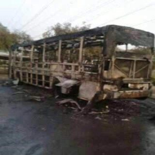 'n Bus het op 9 September 2014 by TUT uitgebrand tydens studentebetogings oor NSFAS. Foto aan Maroela Media verskaf