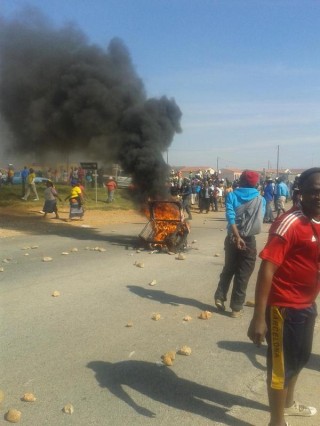 Betogers in Despatch in die Oos-Kaap op 22 September 2014 Foto: @YoliswaSobuwa op Twitter.