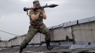 'n Pro-Russiese rebel staan gereed om 'n vuurpyl te lanseer (Maandag 2 Junie 2014) Foto: AP/Vadim Ghirda Read more: http://www.ctvnews.ca/world/russia-calls-un-meeting-to-seek-cease-fire-in-ukraine-1.1849601#ixzz3Cj37f4nv