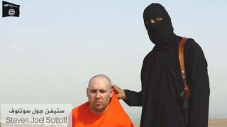 'n Lid van ISIS saam met die Amerikaanse verslaggewer, Steven Sotloff Foto: heavy.com