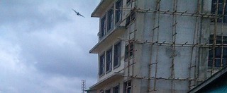 Die vliegtuig wat glo vier keer laag oor die gebou gevlieg voor hy verdwyn het en die gebou ineengestort het Foto: TB Joshua Ministeries, Facebook