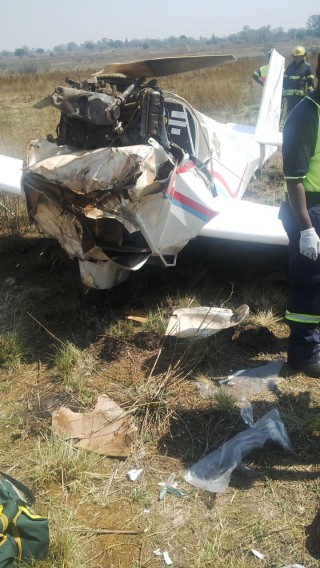 Twee mans is op 13 September 2014 beseer in 'n vliegtuigongeluk op die Springs-vliegveld in Gauteng Foto: Netcare 911